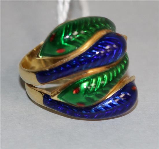 An 18K gold and enamel serpents head ring, size L.